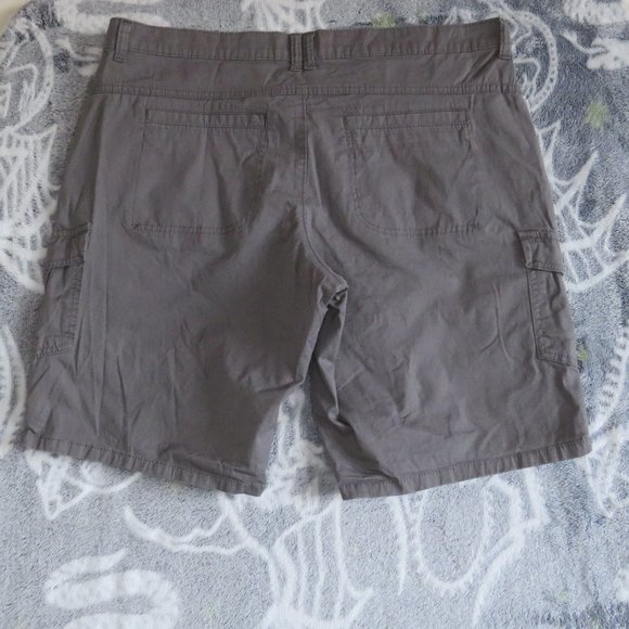 Lee* Women's 1.5" Belt Loop Multipocketed Midrise Cargo Shorts~ Size (14) Medium - Picture 2 of 12